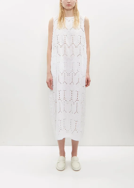 Shift Women Dress with a Simple and Classic Design for Everyday Wear Shift Women Dress with a Simple and Classic Design for Everyday Wear Sounds Drop Sleeveless Dress — White